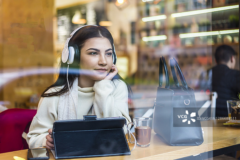 在主街咖啡馆喝茶的美丽女人图片素材