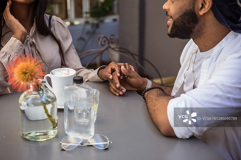 浪漫的非洲情侣约会牵手图片素材