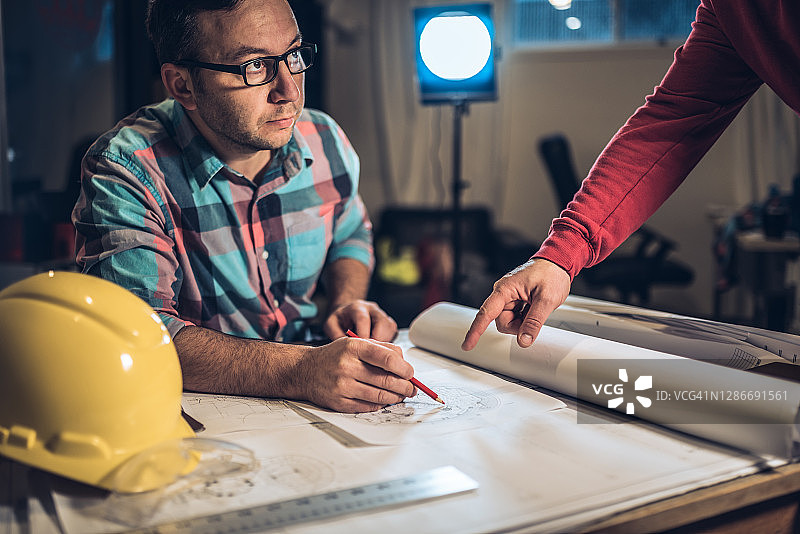 建筑师和承包商讨论项目图片素材