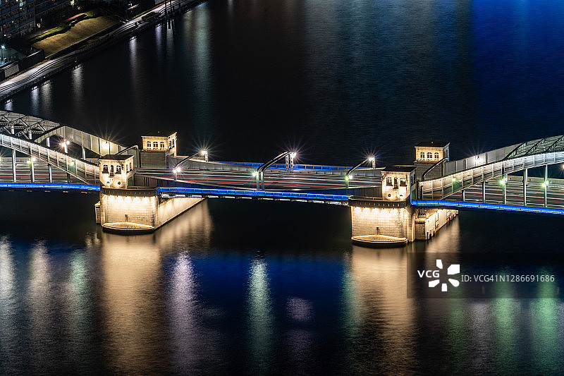 日本东京的河上灯光桥梁图片素材