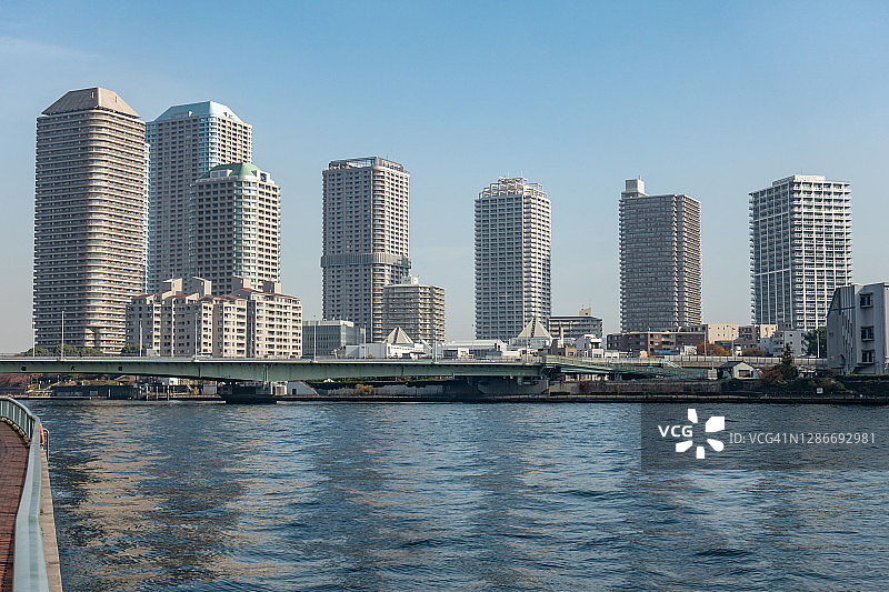 日本东京的河边城市建筑图片素材