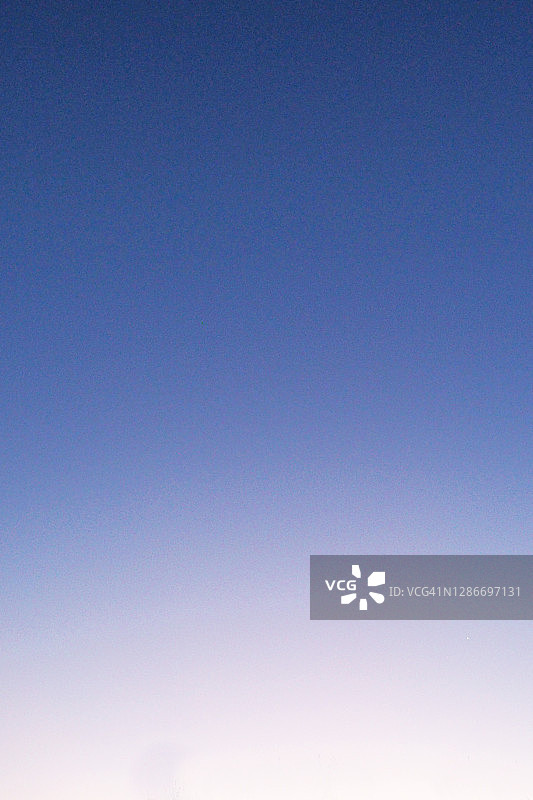 天空：从淡粉色到深蓝色的渐变图片素材