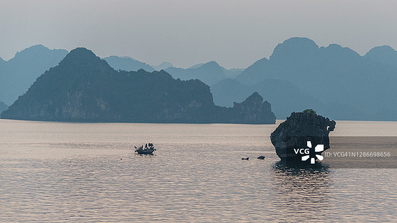 悬崖边的当地小船图片素材