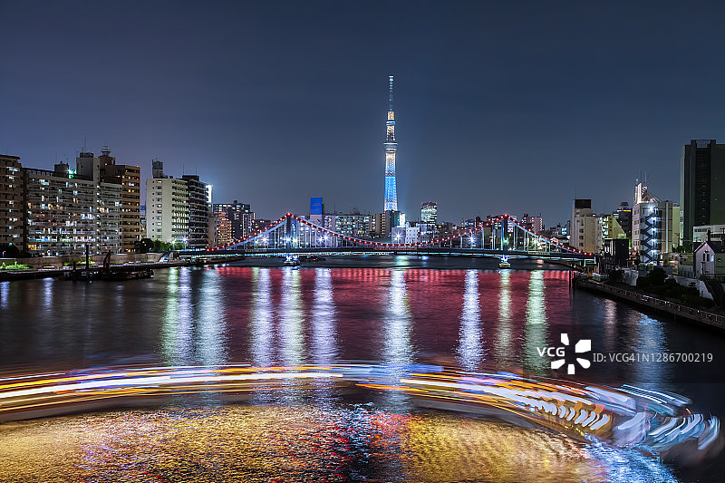 东京隅田川美丽的水滨夜景，灯光轨迹图片素材