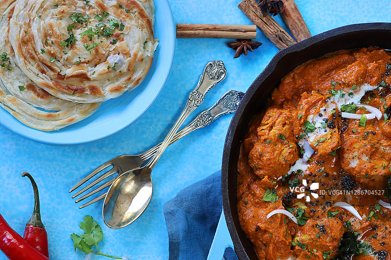 锅中咖喱鸡配印度抛饼俯视图图片素材