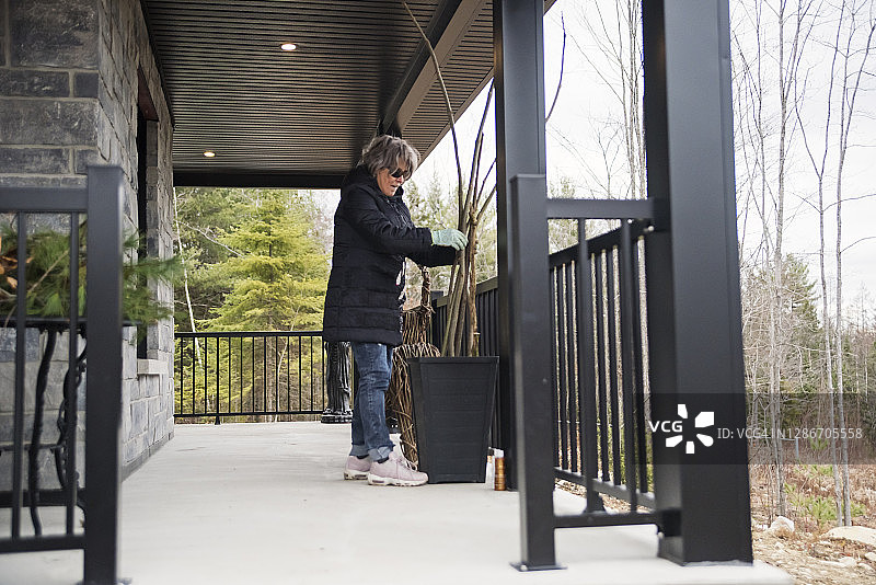 年长的女人在户外进行DIY季节性装饰项目图片素材