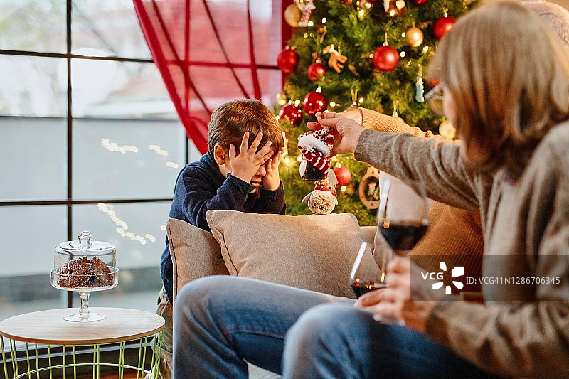 祖父母和孙子在家一起庆祝圣诞节图片素材