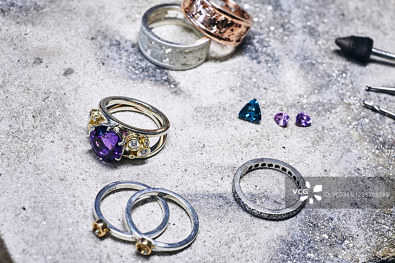 工作室里的设计师金戒指和组件特写图片素材