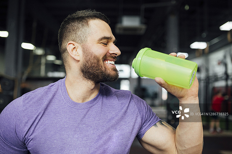 喝水的年轻白人男子图片素材