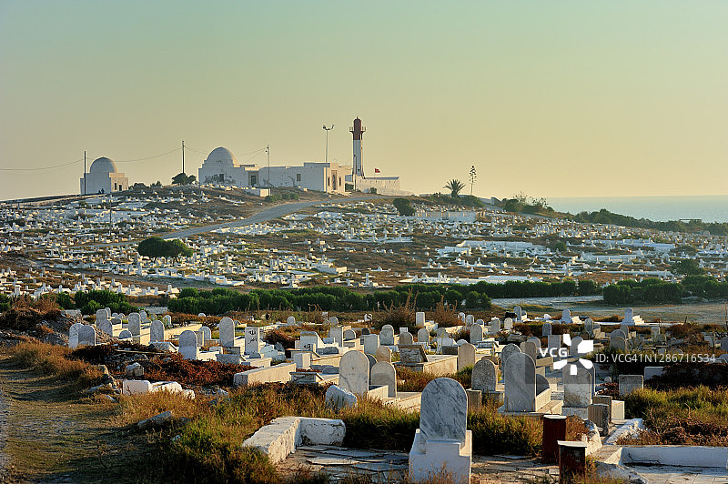马赫迪亚海 Marine 公墓和现代灯塔图片素材