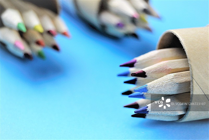 蓝色背景上的彩色铅笔图片素材