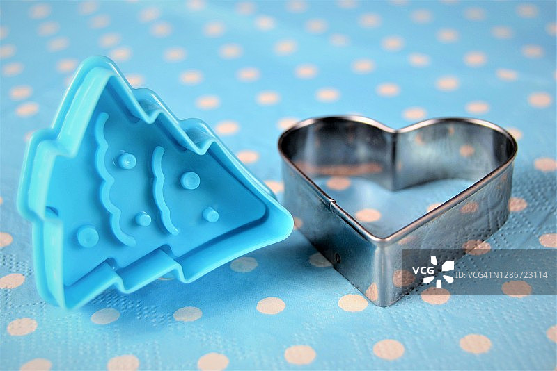 蓝色背景上的圣诞饼干模具图片素材