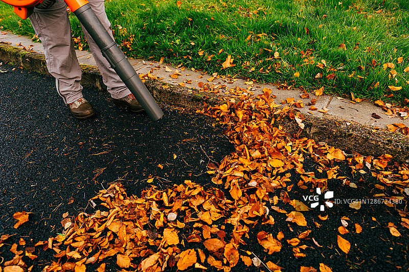 用吹风机清理车道图片素材