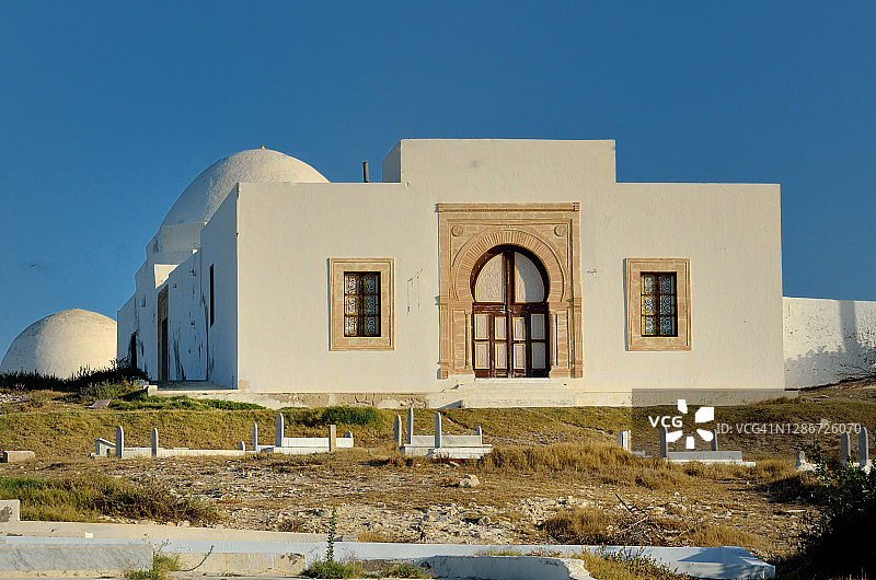 马赫迪亚海洋公墓中的坟墓图片素材