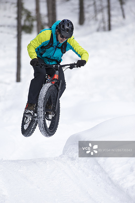 冬季山地自行车跳跃图片素材