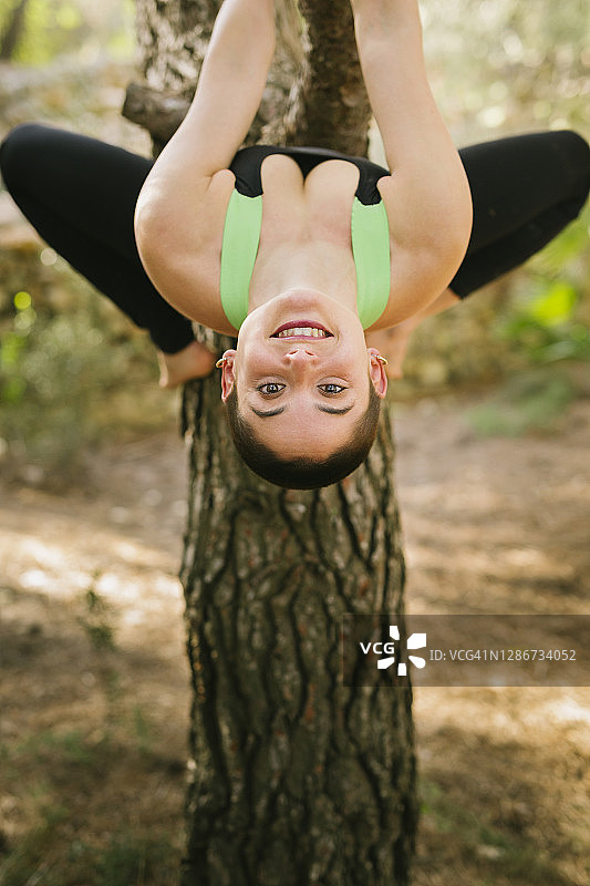 倒挂在树上的杂技演员图片素材