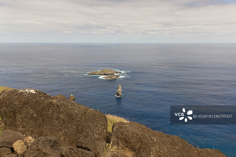 拉帕努伊岛海岸的小岛图片素材