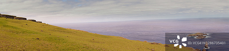 拉帕努伊岛海岸的奥龙戈和小岛图片素材