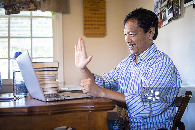 中年菲律宾男人居家办公图片素材