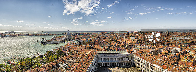 从意大利威尼斯屋顶拍摄的圣马可广场高角度全景图图片素材