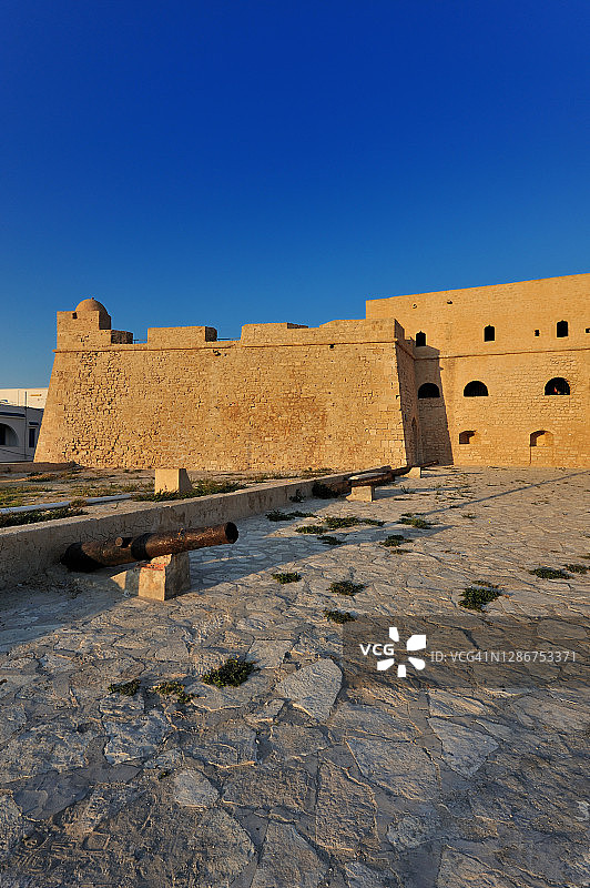 马赫迪亚：日出时分海岸边的博格·埃尔-凯比尔堡垒图片素材