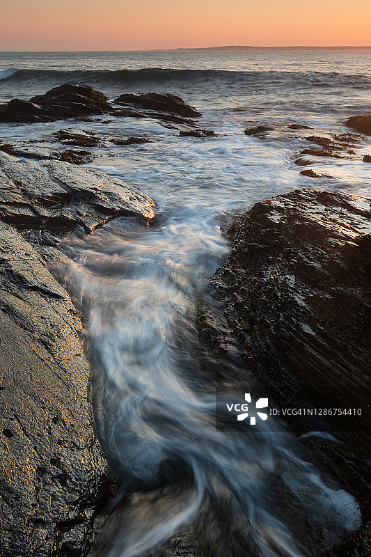 詹姆斯敦比弗泰尔州立公园海岸线的日落图片素材