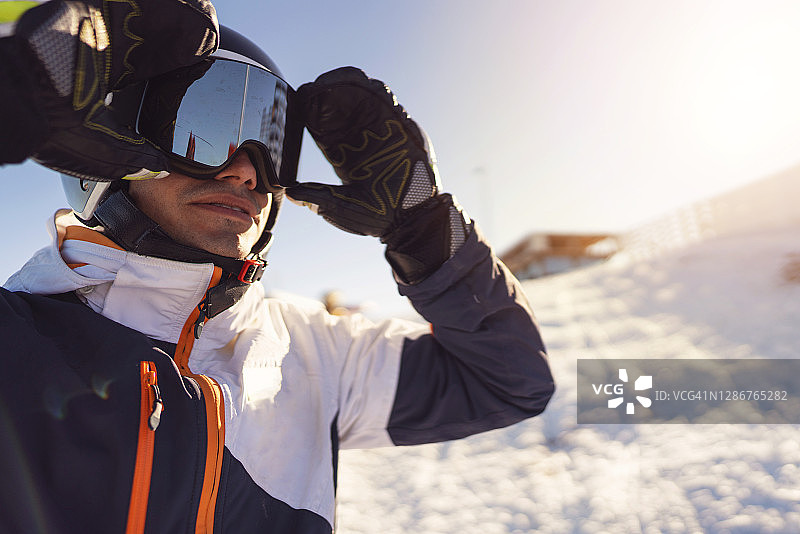 男滑雪者调整他的滑雪镜图片素材