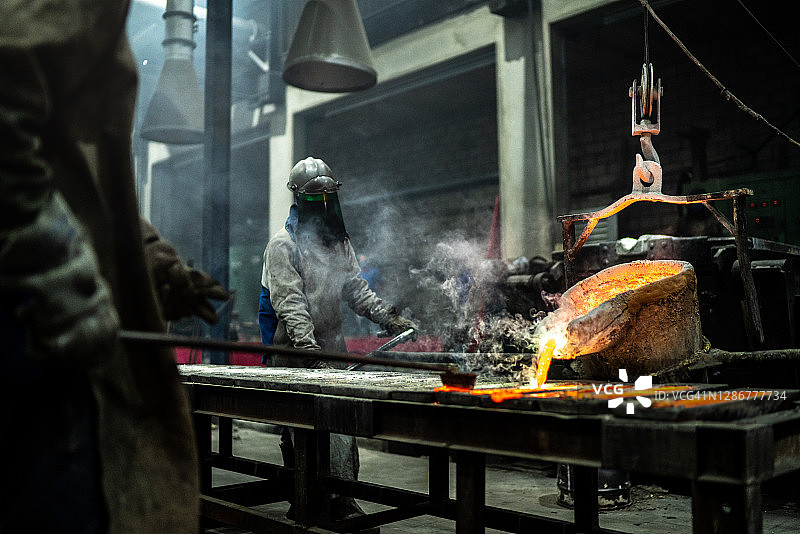 金属工业：倾倒金属溶液图片素材