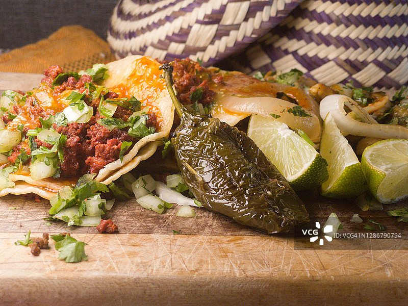 墨西哥街头玉米饼配香肠洋葱香菜图片素材