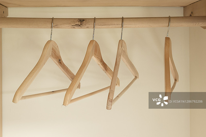 衣柜里空空的衣架图片素材