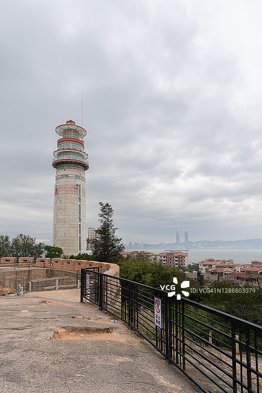 中国古城堡：漳州南炮台与海边灯塔图片素材
