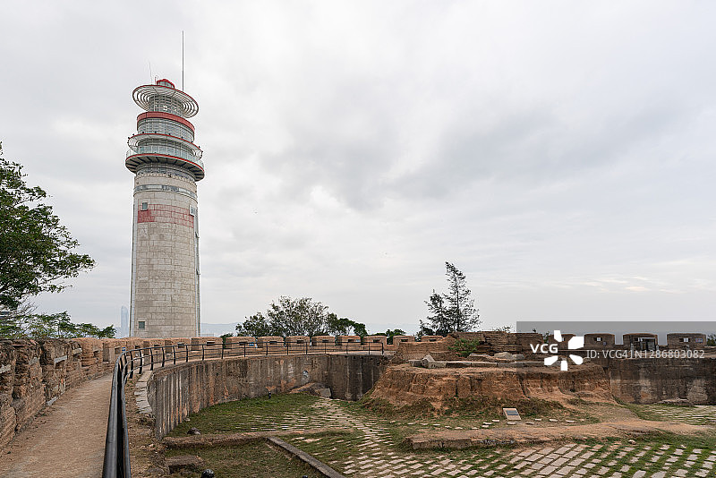 中国古城堡：漳州南炮台与海边灯塔图片素材