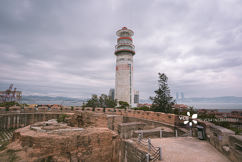 中国古城堡：漳州南炮台与海边灯塔图片素材