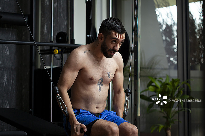 男子举重健身跑步图片素材