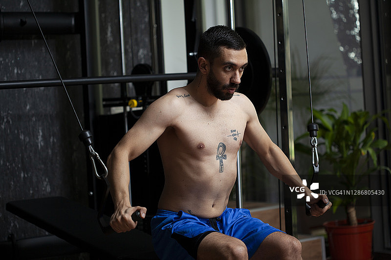 男子举重健身跑步图片素材