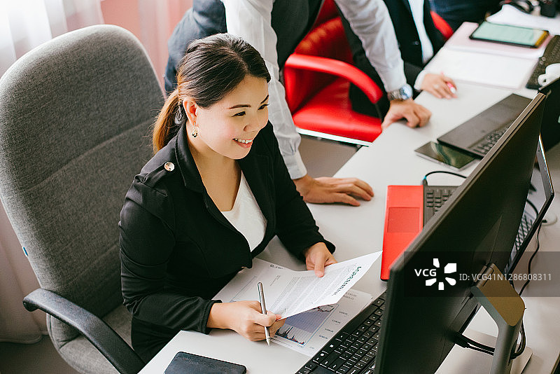 穿着正装在律师事务所工作的亚洲女法律顾问图片素材
