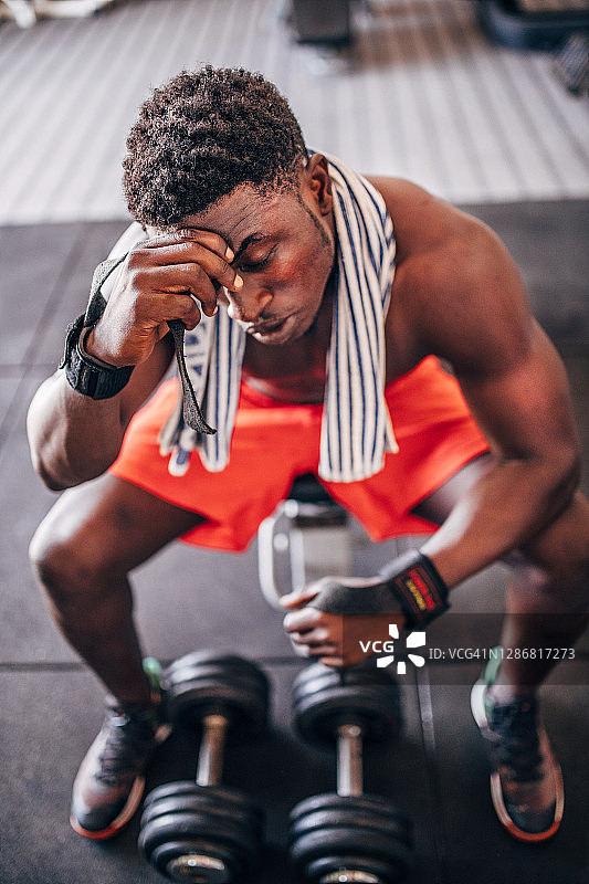 有魅力的年轻男运动员举重的全身照图片素材