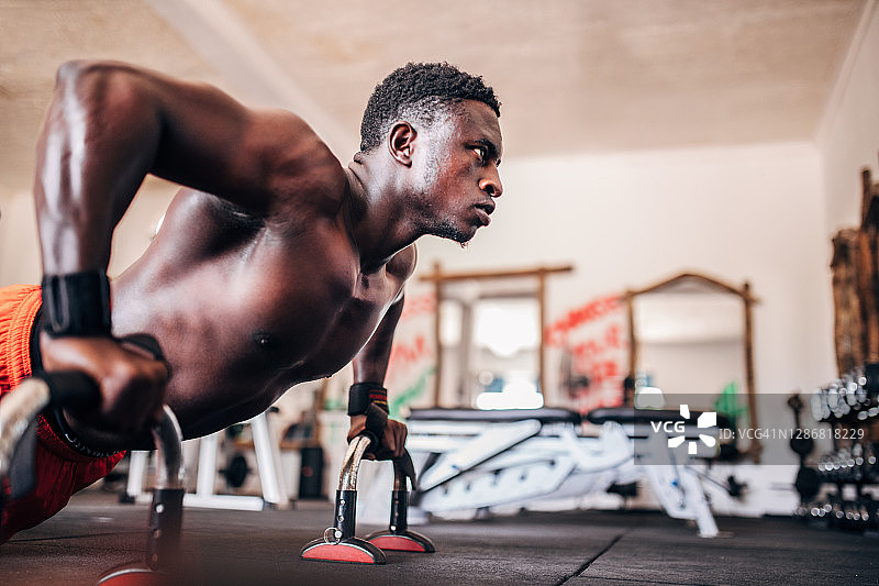 有魅力的年轻男运动员举重的全身照图片素材