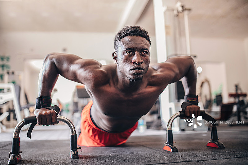 有魅力的年轻男运动员举重的全身照图片素材