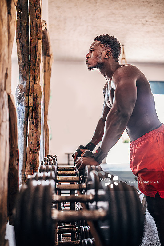 有魅力的年轻男运动员举重的全身照图片素材