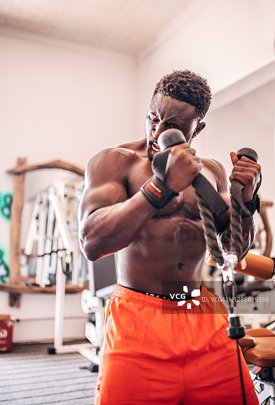 有魅力的年轻男运动员举重的全身照图片素材