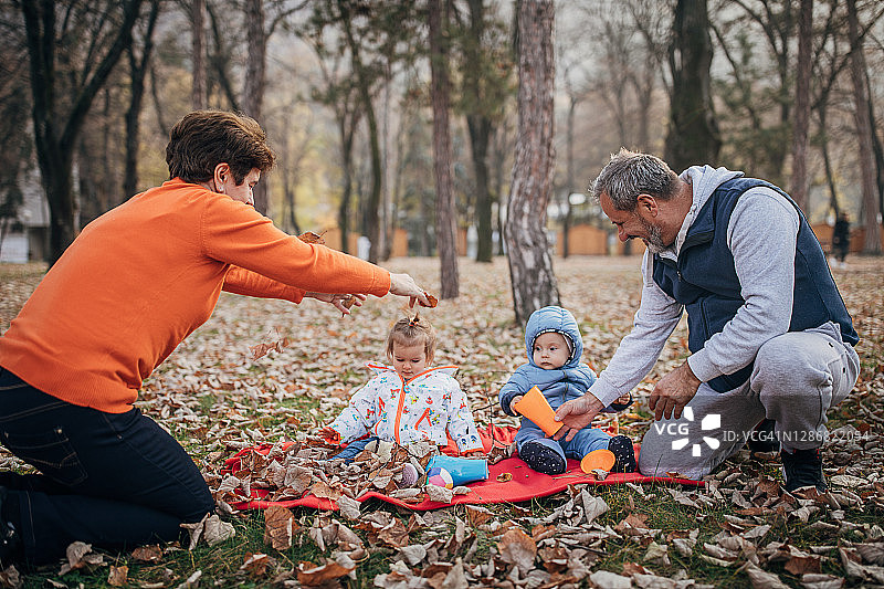 爷爷奶奶和孙辈在公园里图片素材