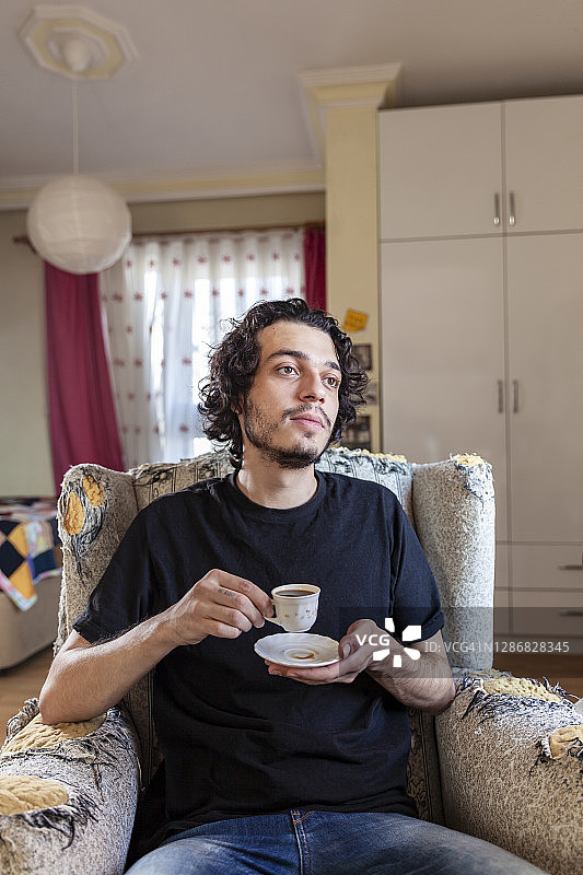 年轻男子喝咖啡肖像图片素材