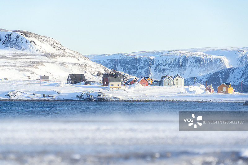 芬马克北冰洋畔雪中渔村图片素材