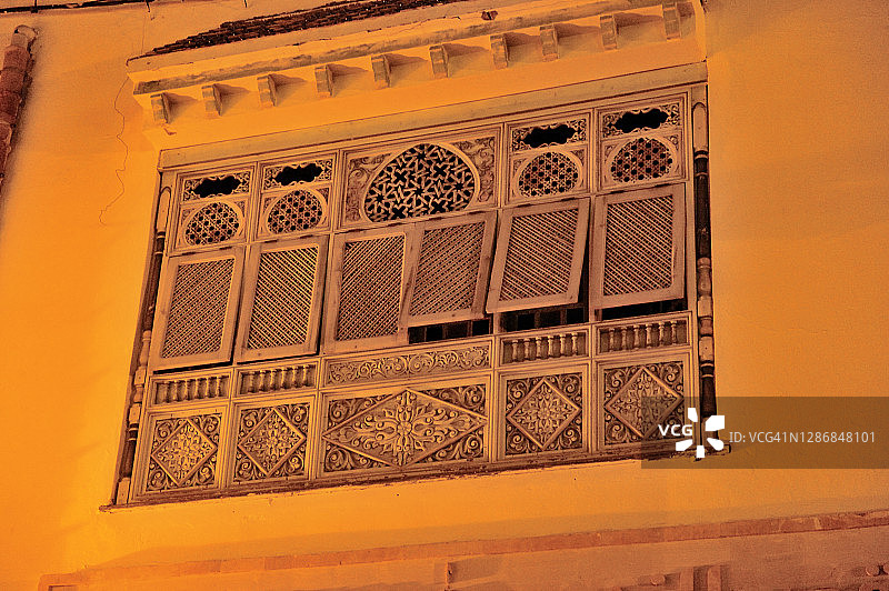 马赫迪亚麦地那夜景的阿拉伯风格花窗图片素材