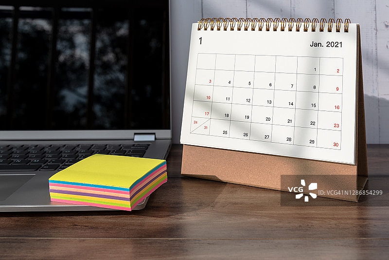 2021年1月日历和笔记本电脑图片素材