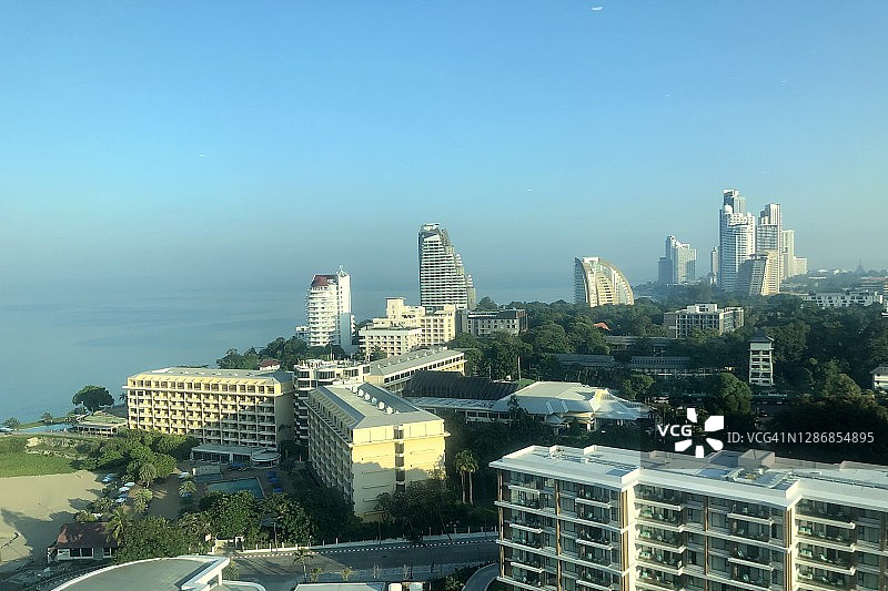 阳光明媚的早晨，芭堤雅海湾的城市景观的高角度景观图片素材