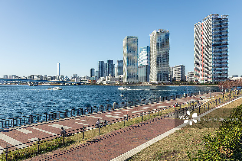 白天日本江东区丰洲地区的东京海滨天际线景观图片素材
