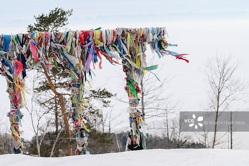 俄罗斯贝加尔湖畔利斯特维扬卡镇的切尔斯基石顶上的祈祷旗图片素材