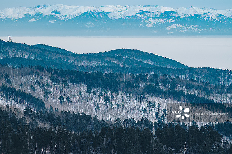 贝加尔湖畔利斯特维扬卡镇的切尔斯基石上的冬季景观图片素材